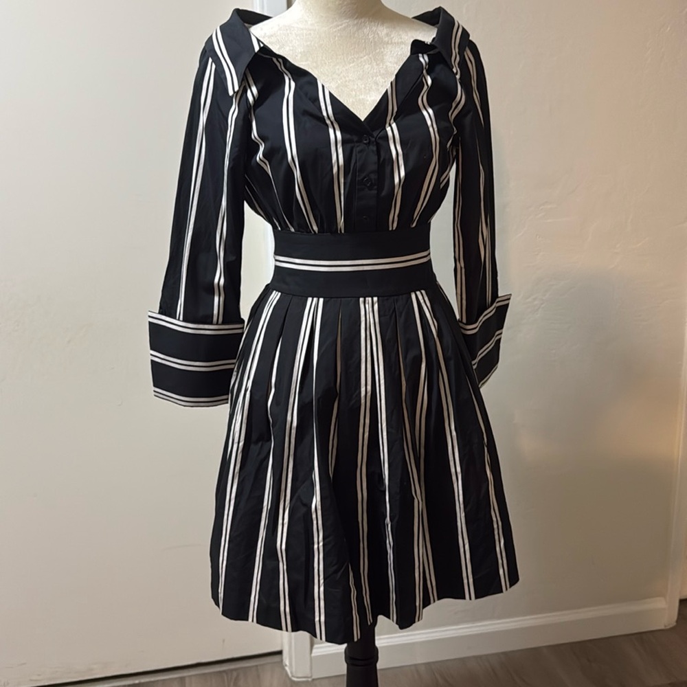 Alice & Olivia Elegant navy blue and White Striped Dress